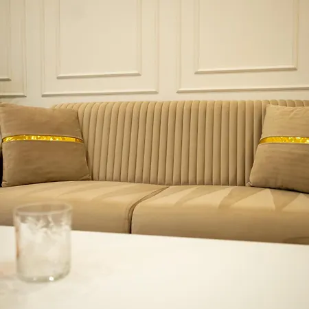 Urban Chic - Center City Escape *